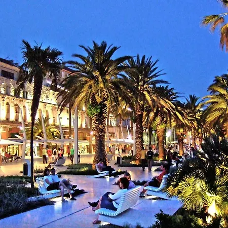 Cozy Coastal Gama Split