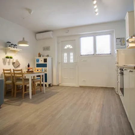 Cozy Coastal Gama Apartment